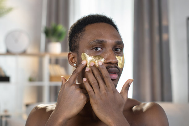 近距离观察美丽的非洲人的肖像与金色眼罩在家里图片下载