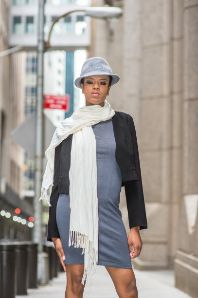 一个年轻的黑人妇女站在街上，看着你。“r图片下载