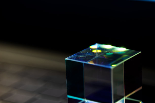 一块色彩斑斓的方形水晶图片下载