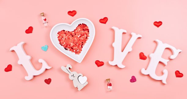 情人节快乐，母亲节快乐，3月8日，世界妇女节贺卡概念。平的。字爱在一个时髦的粉红色背景白色字母。图片下载