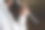 年轻美丽的女士，享受在她的家里演奏她的单簧管，在窗口练习，享受她的音乐和自由时间。图片下载
