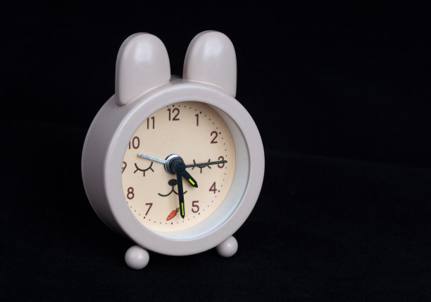 黑色背景闹钟图片下载