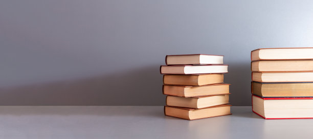 书架上一堆书，概念知识或学习，世界读书日。图片下载