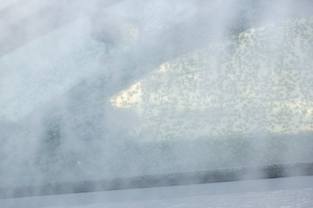 车窗上有结霜的冰晶图片下载