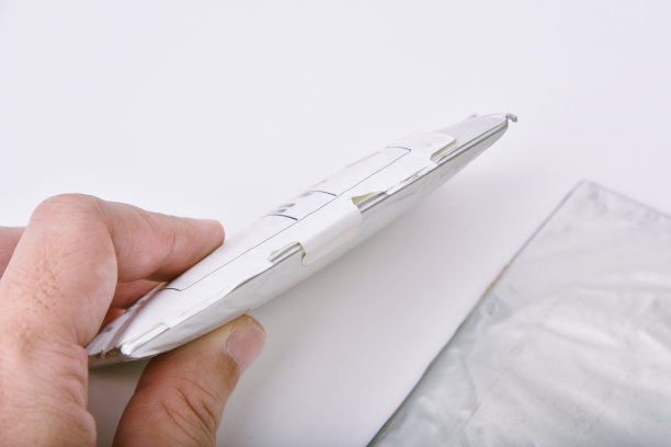 电池坏了，锂聚合物电池膨胀有爆炸和着火的危险，智能手机坏了。图片下载