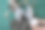 电子维修服务，技术员用烙铁和锡固定电子线路板，放大镜在焊锡架上。图片下载