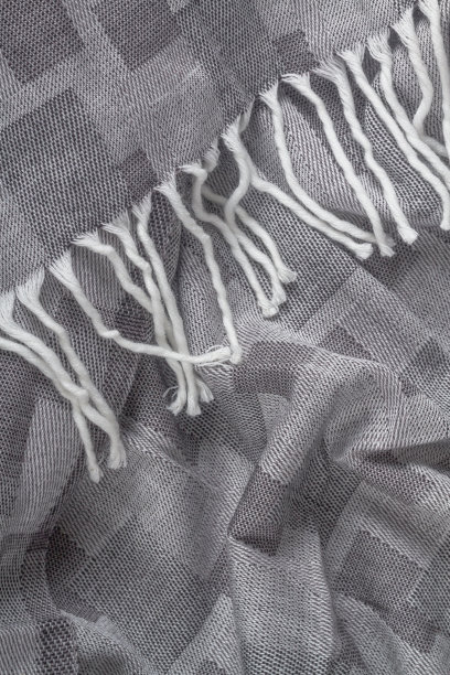 白色镶边在灰色织物的边缘装饰图片下载