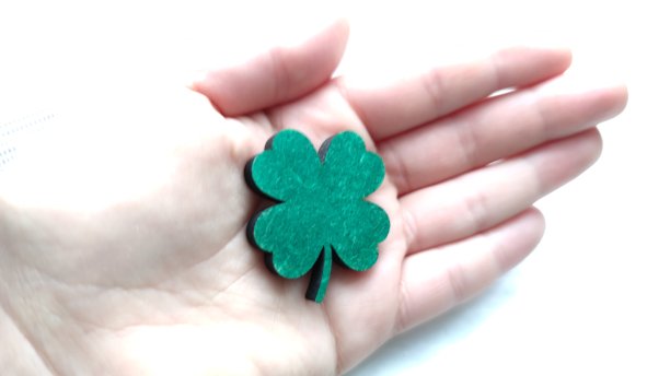 手握三叶草，帕特里克的一天图片下载