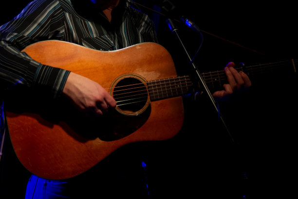 吉他手在舞台上弹奏电吉他图片下载