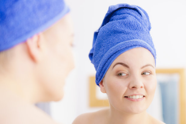 洗澡后裹着毛巾的女人图片下载