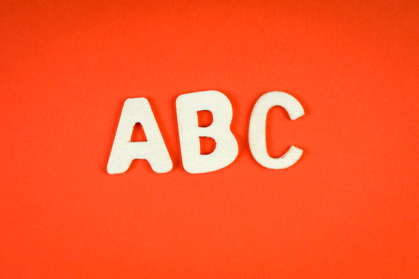 美国广播公司(ABC)。白色字母的木制字母在红色的背景上图片下载