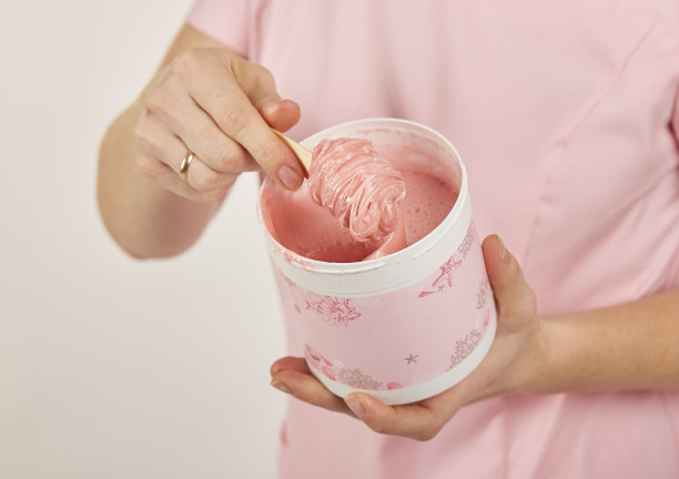 拿着糖膏去毛的女人。图片下载