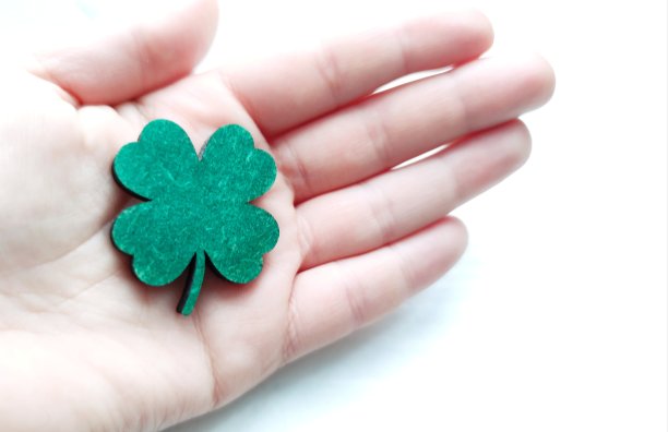 手握三叶草，帕特里克的一天图片下载