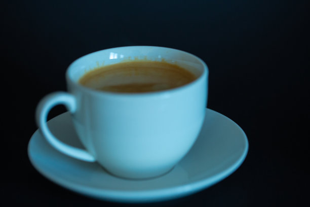 一杯黑色背景的咖啡图片下载