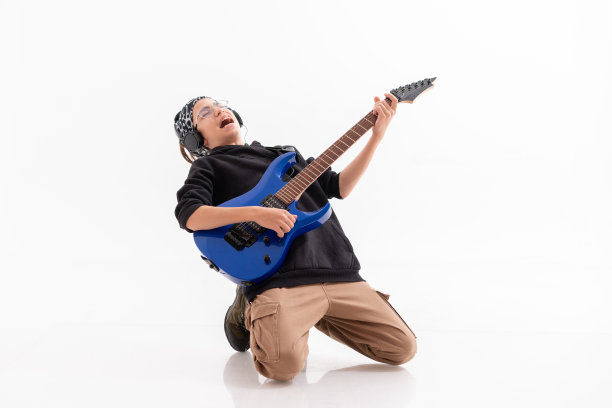 年轻的吉他手在白色背景图片下载