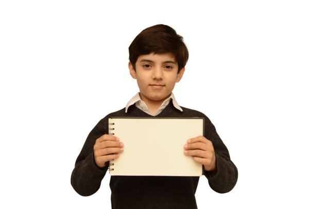 从一张水平的照片上剪下来，一个男生穿着整洁的白领衬衫，深灰色的毛衣或套头衫，直视着相机，拿着一个空白的螺旋形记事本，双手放在白色的背景上图片下载