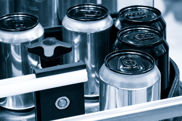 传送带上装有啤酒罐罐。本店为生产啤酒饮料图片下载