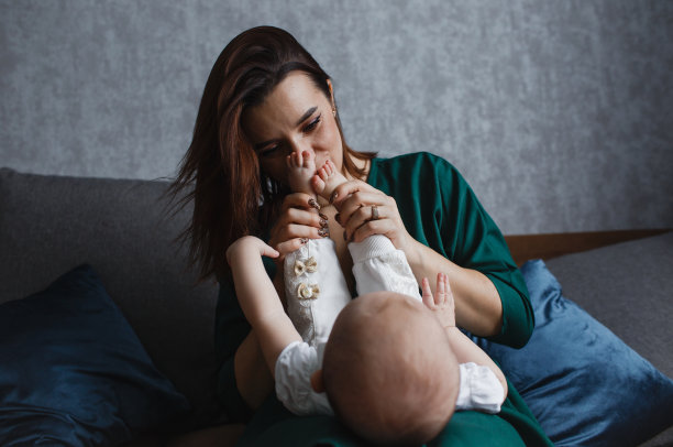 13、宝宝的脚在妈妈的手中。妈妈和她的孩子。幸福家庭的概念。一个美丽的母性概念形象图片下载