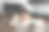一位年轻的母亲带着一个小女儿正在厨房里愉快地做饭图片下载