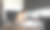 一个小女孩通过在手机上看视频学习做披萨图片下载
