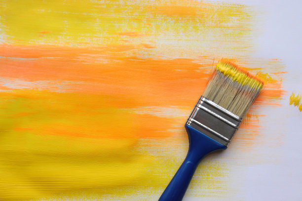 黄色背景上的画笔图片下载