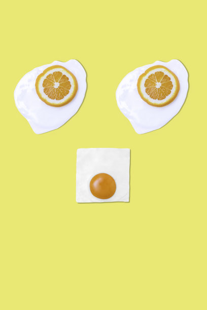 黄色背景上的煎鸡蛋的创意照片图片下载