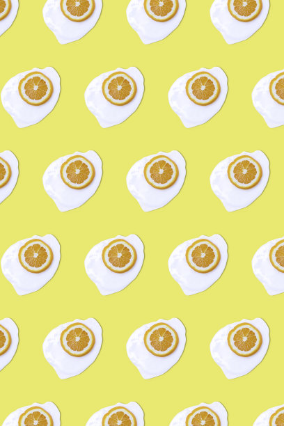 黄色背景上的煎鸡蛋的创意照片图片下载