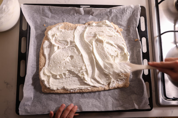 在家准备蛋糕的女人图片下载