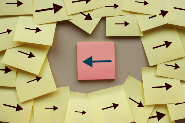 箭头。对立的概念图片下载