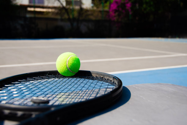 网球在黑网球拍上，在硬地图片下载