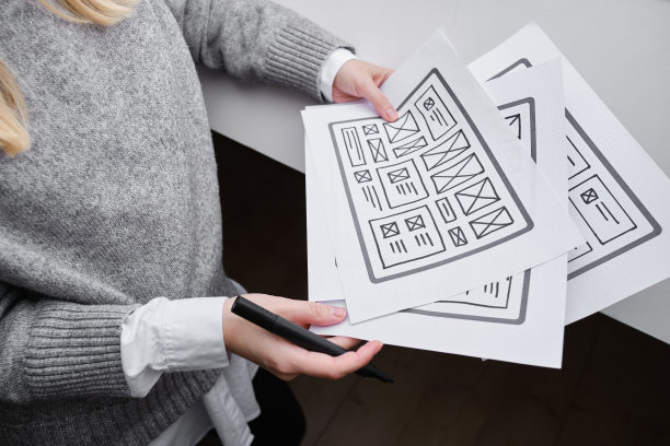 女设计师创建网站设计线框。草图，原型，框架，布局未来设计项目。UI和UX -用户界面，用户体验设计师。网页设计工作室的创意概念图片下载