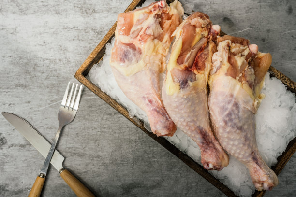 鸡腿和石板上的冰图片下载