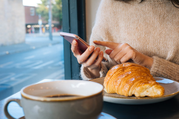 咖啡馆里用电话的女人图片下载
