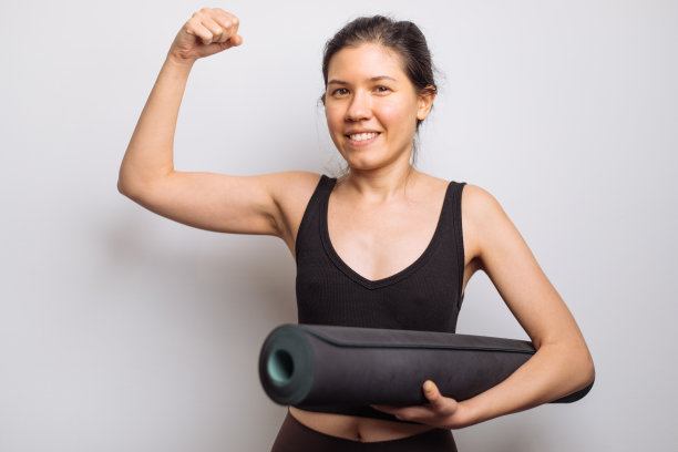 一个女人刚做了一个瑜伽练习图片下载