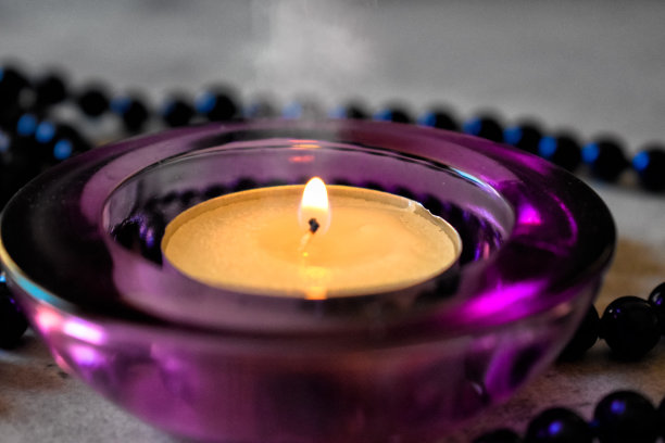 紫色蜡烛和深蓝色珍珠图片下载