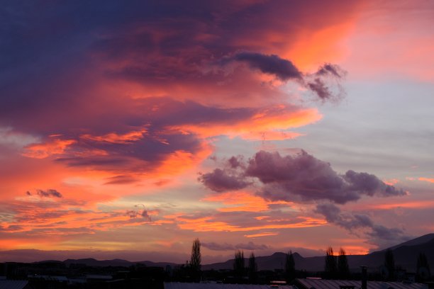清晨日出，城市和云景之上图片下载