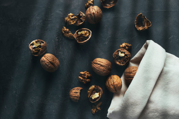 一袋核桃与复制空间在黑暗的情绪拍摄。图片下载