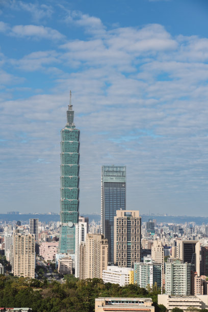 清晨的台北市，现代建筑与美丽云彩图片下载
