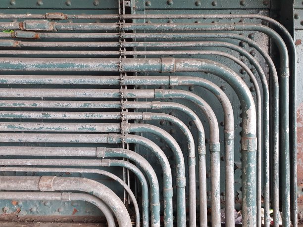 纽约伍德赛德站的绿色钢板墙整齐地排列着钢管。图片下载