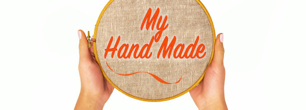 刺绣环与天然亚麻织物在妇女手中，隔离。模板与文字-我的手做，顶部的视图。图片下载