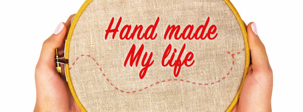 刺绣环与天然亚麻织物在妇女手中，隔离。用文字模板手工制作我的人生，俯视图。图片下载