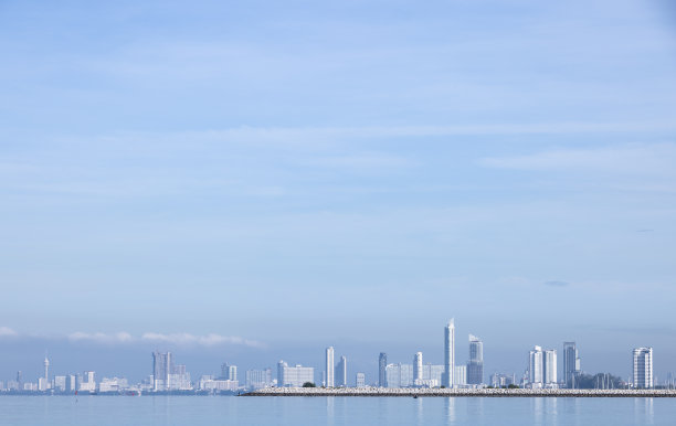 带天空和大海的全景大城市。泰国芭堤雅市天空景观的背景图片下载