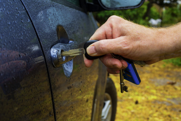 手里拿着车钥匙图片下载