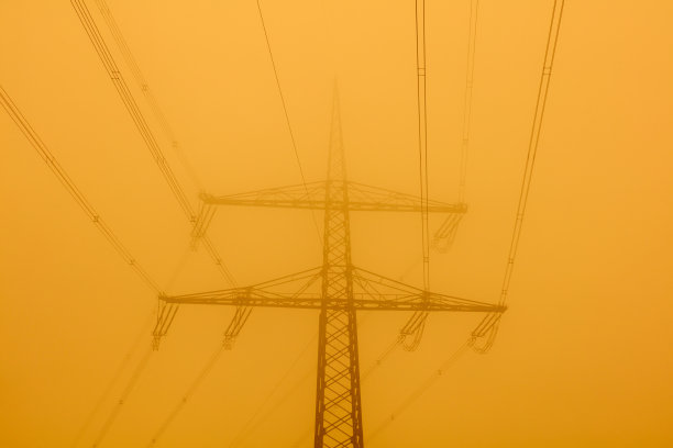 雾中高压图片下载