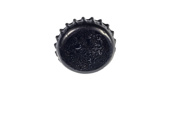 近距离观看黑色金属帽与滴孤立在白色背景上。图片下载