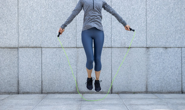 健身女子在城墙上跳绳图片下载