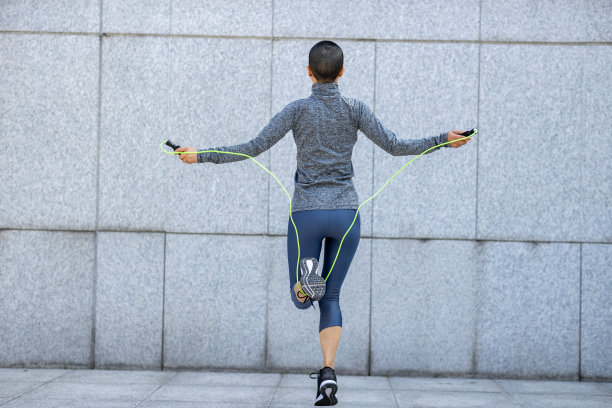 健身女子在城墙上跳绳图片下载