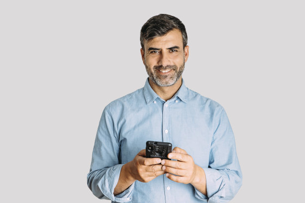 男子使用智能手机，在白色背景下看相机图片下载