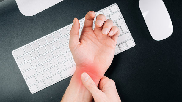 正中神经。手部腕管疼痛。人受伤的手腕。关节炎办公室综合症是电脑的后果。造成伤害的原因包括骨折、关节炎或扳机指。图片下载