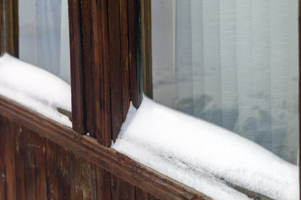 窗台上的雪图片下载